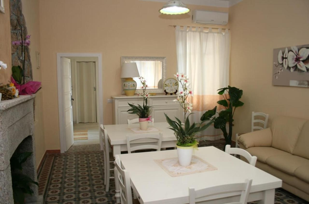 Guest House Le Gemelle Luras Εξωτερικό φωτογραφία