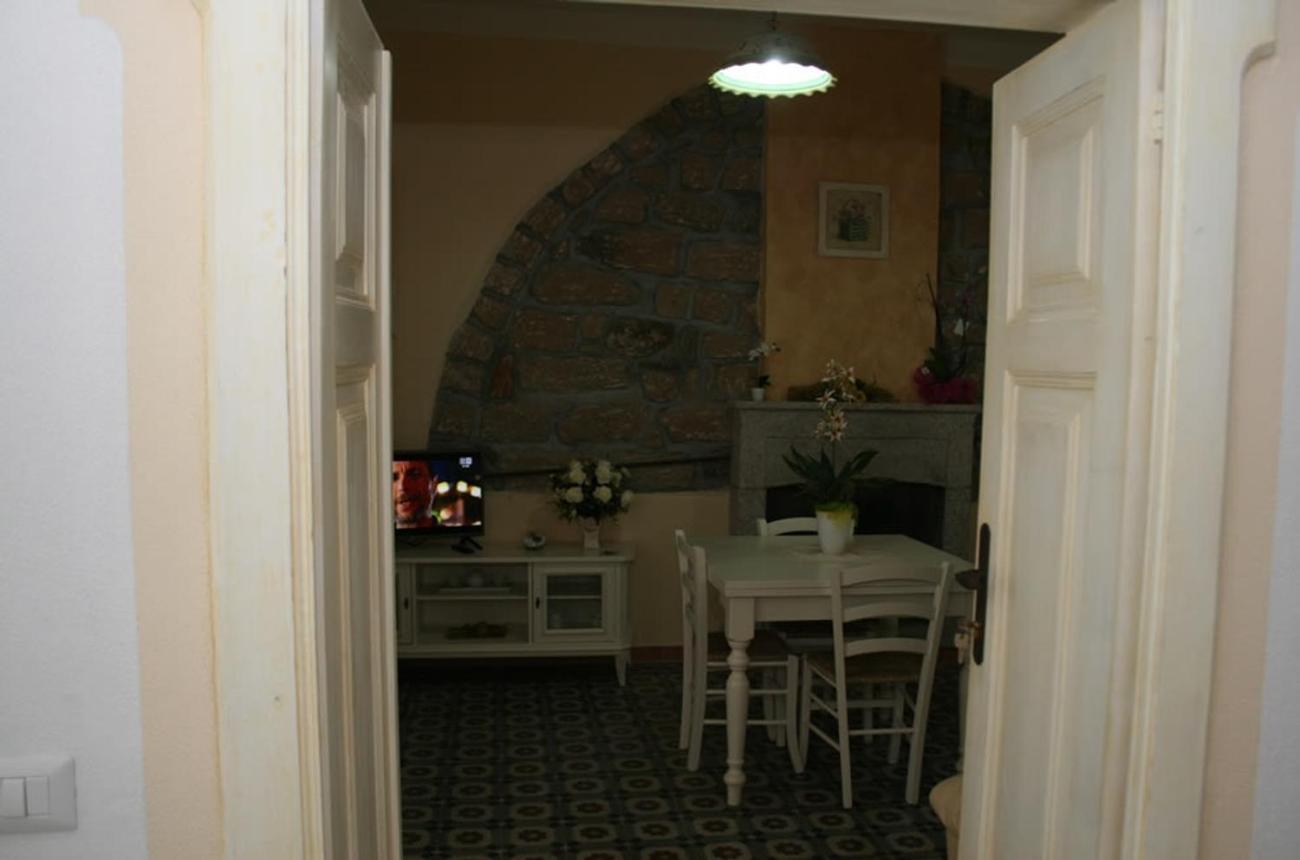 Guest House Le Gemelle Luras Εξωτερικό φωτογραφία