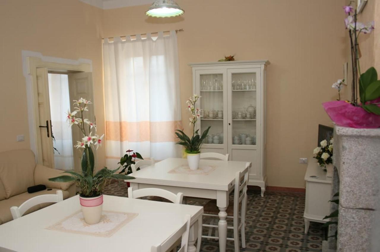 Guest House Le Gemelle Luras Εξωτερικό φωτογραφία