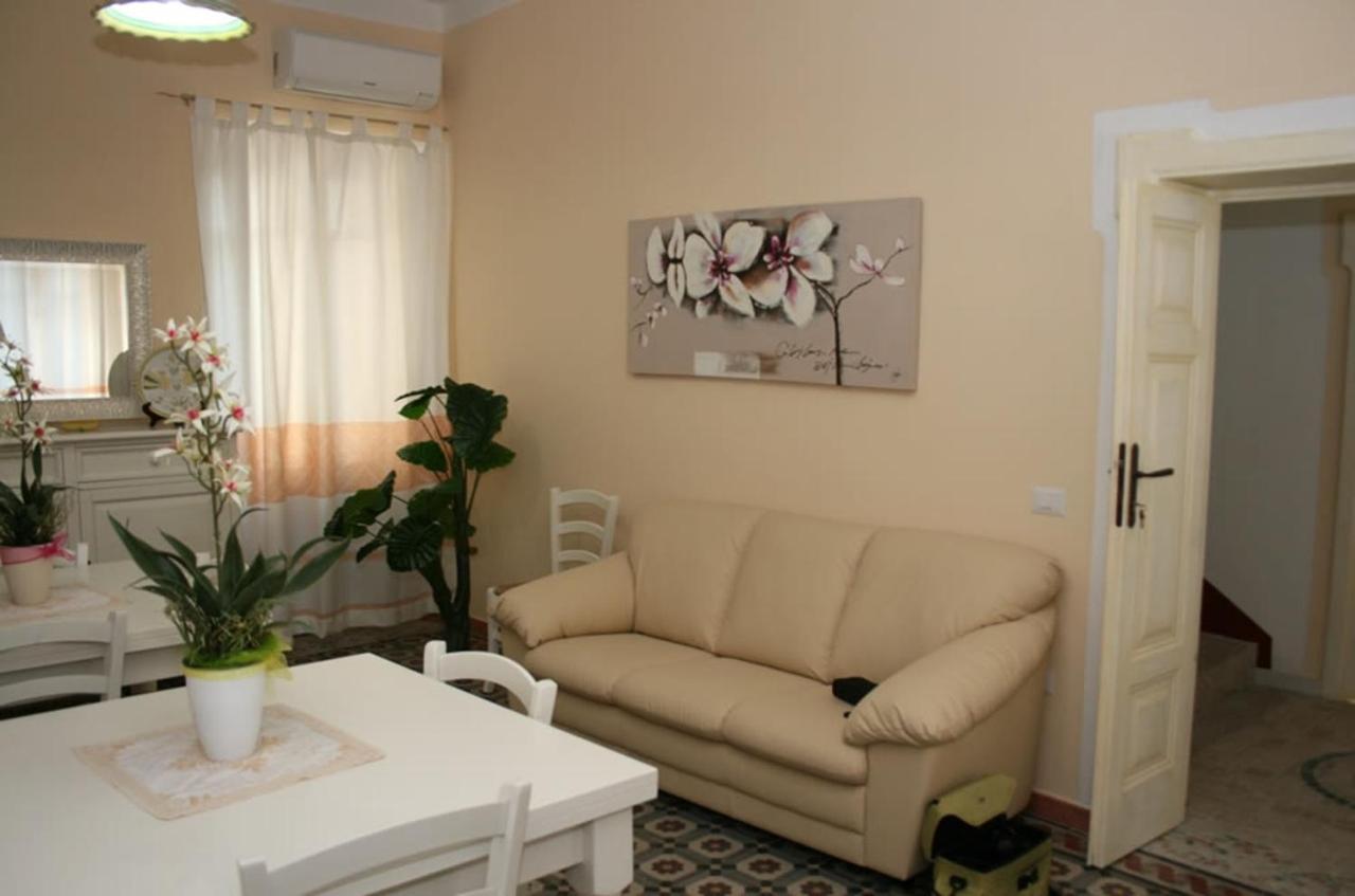 Guest House Le Gemelle Luras Εξωτερικό φωτογραφία