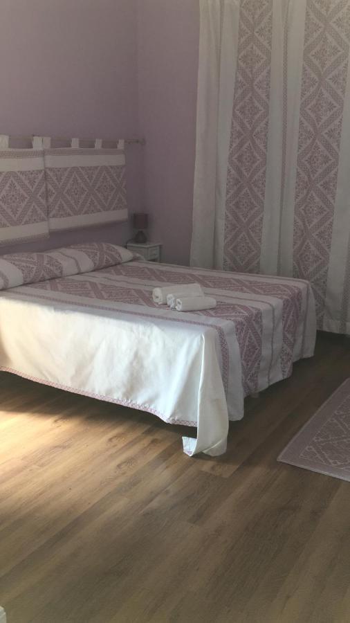 Guest House Le Gemelle Luras Εξωτερικό φωτογραφία